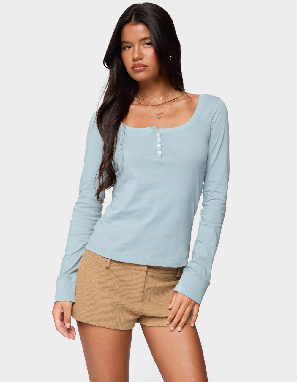 EDIKTED Steffey Scoop Neck Henley Top - LIGHT BLUE