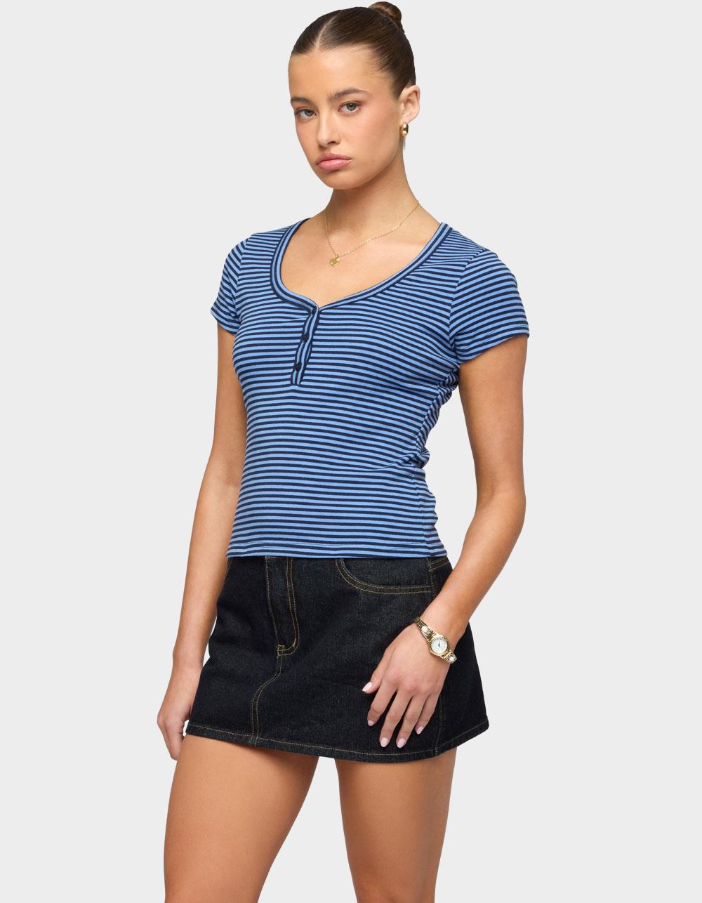 EDIKTED Kady Striped Henley Tee