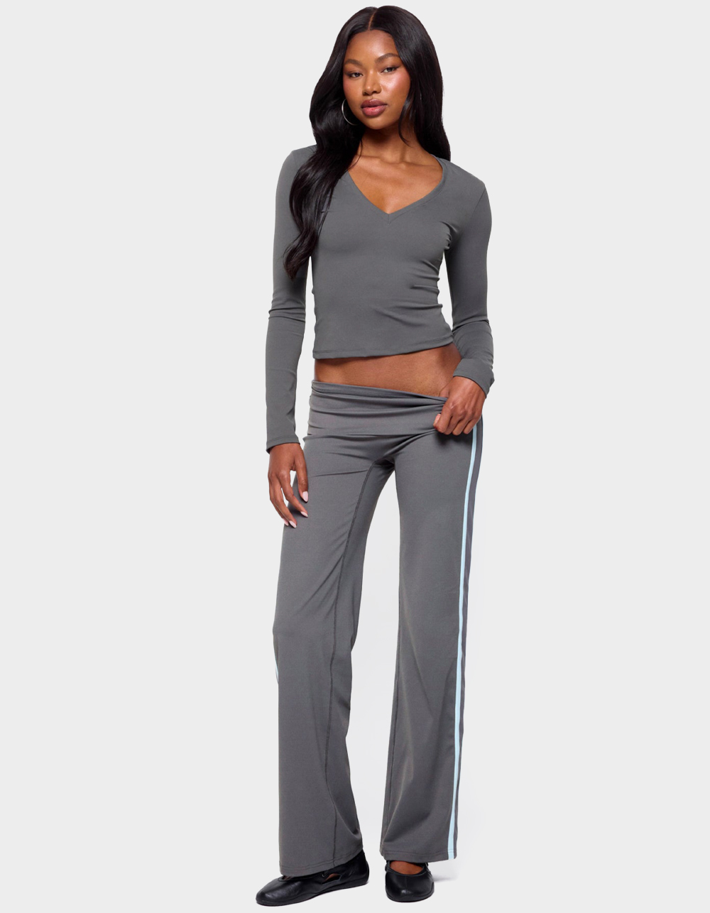 EDIKTED Ferne Long Sleeve V-Neck Top