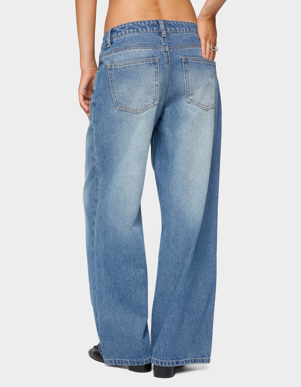 EDIKTED Petite Magda Low Rise Acid Wash Jeans - LIGHT BLUE