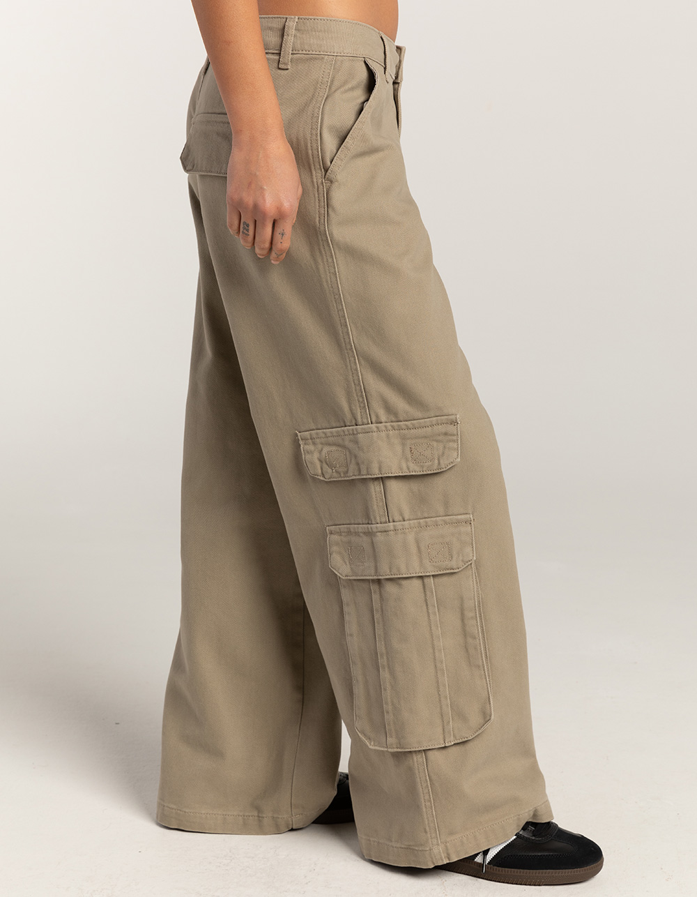 RSQ Womens Mid Rise Wide Leg Twill Cargo Pants - SAGE | Tillys