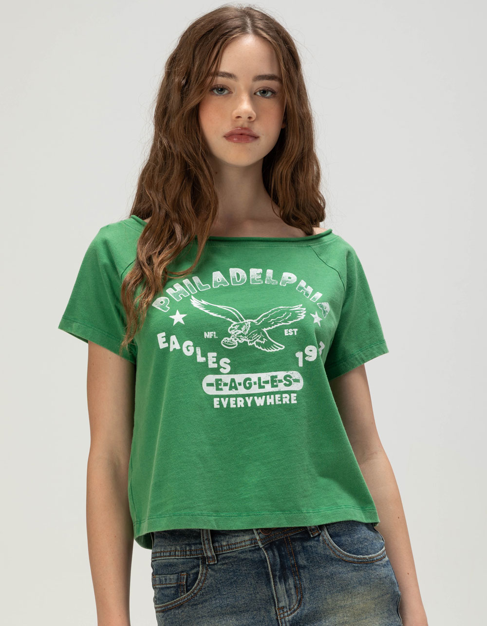 The WILD COLLECTIVE Philadelphia Eagles Womens Off Shoulder Tee - GREEN