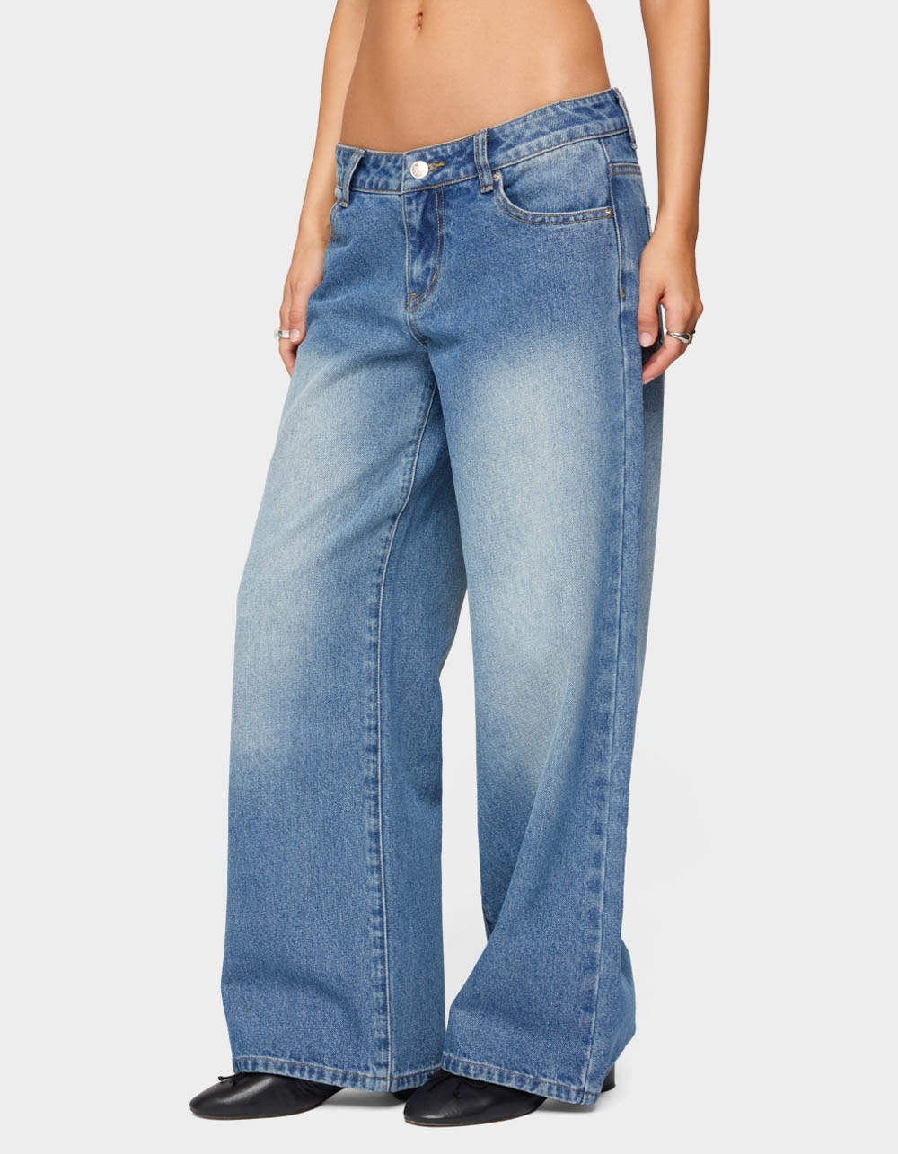 EDIKTED Petite Magda Low Rise Acid Wash Jeans - LIGHT BLUE