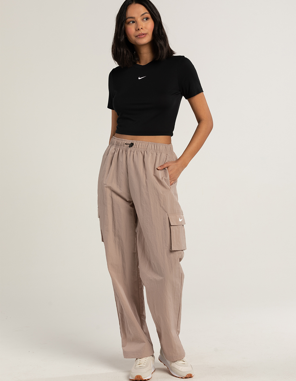 na school deze volgens NIKE Sportswear Essential Womens Woven Cargo Pants - TAUPE | Tillys