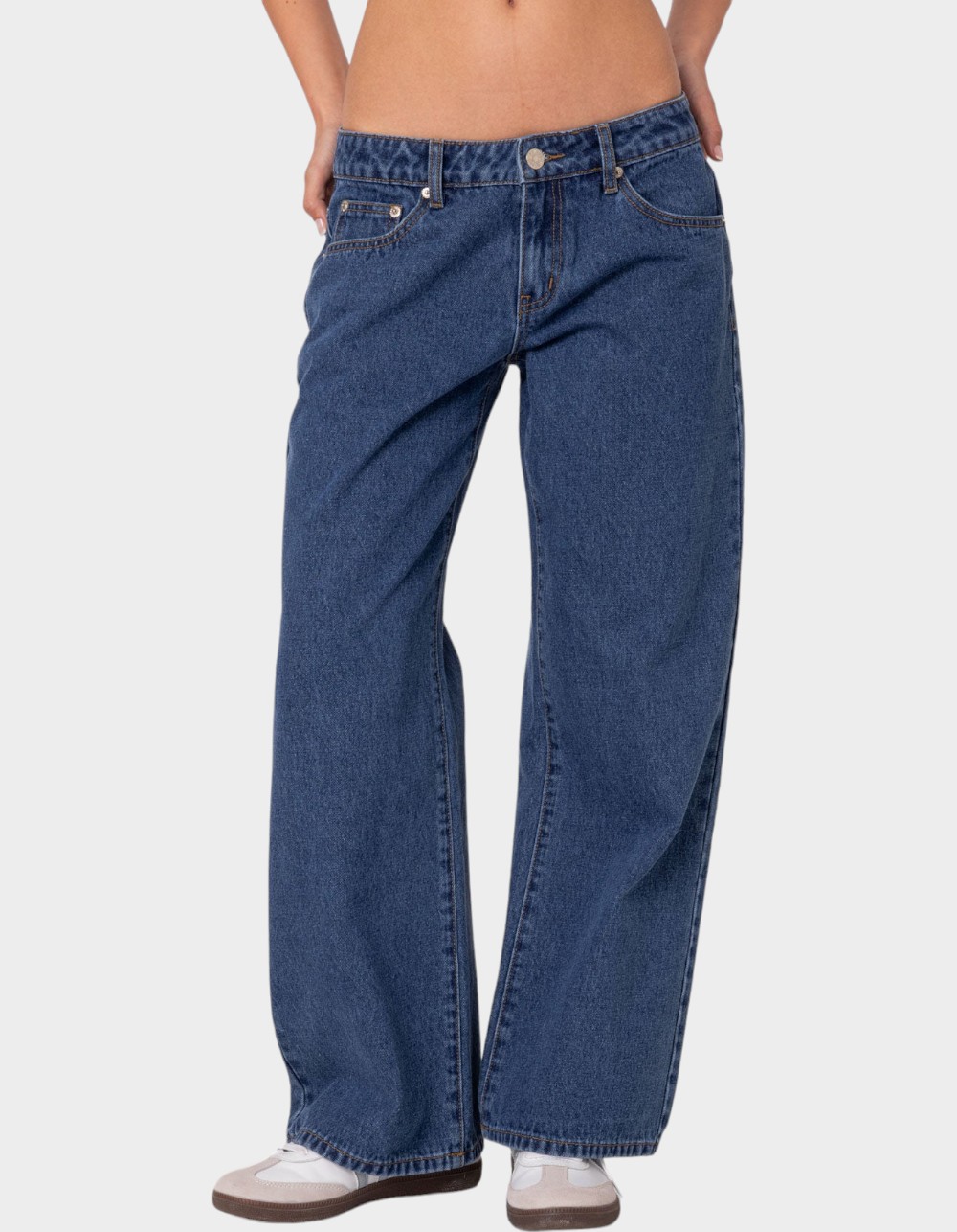 EDIKTED Petite Raelynn Washed Low Rise Jeans - LIGHT BLUE