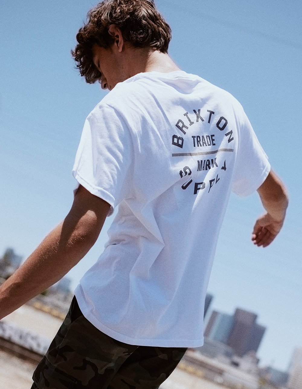 T-Shirt Brixton Oath V Manches Courtes Blanc Taille L - Neuf Avec Légers Défauts