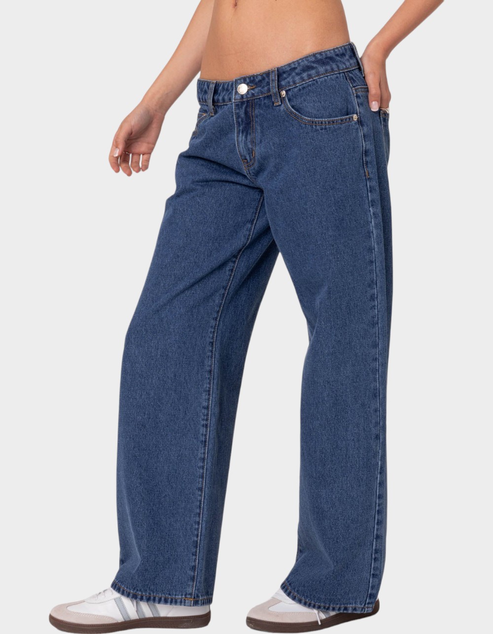 EDIKTED Petite Raelynn Washed Low Rise Jeans - LIGHT BLUE