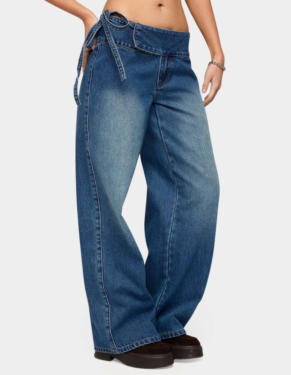 EDIKTED Cleo Tie Waist Low Rise Baggy Jeans - LIGHT BLUE