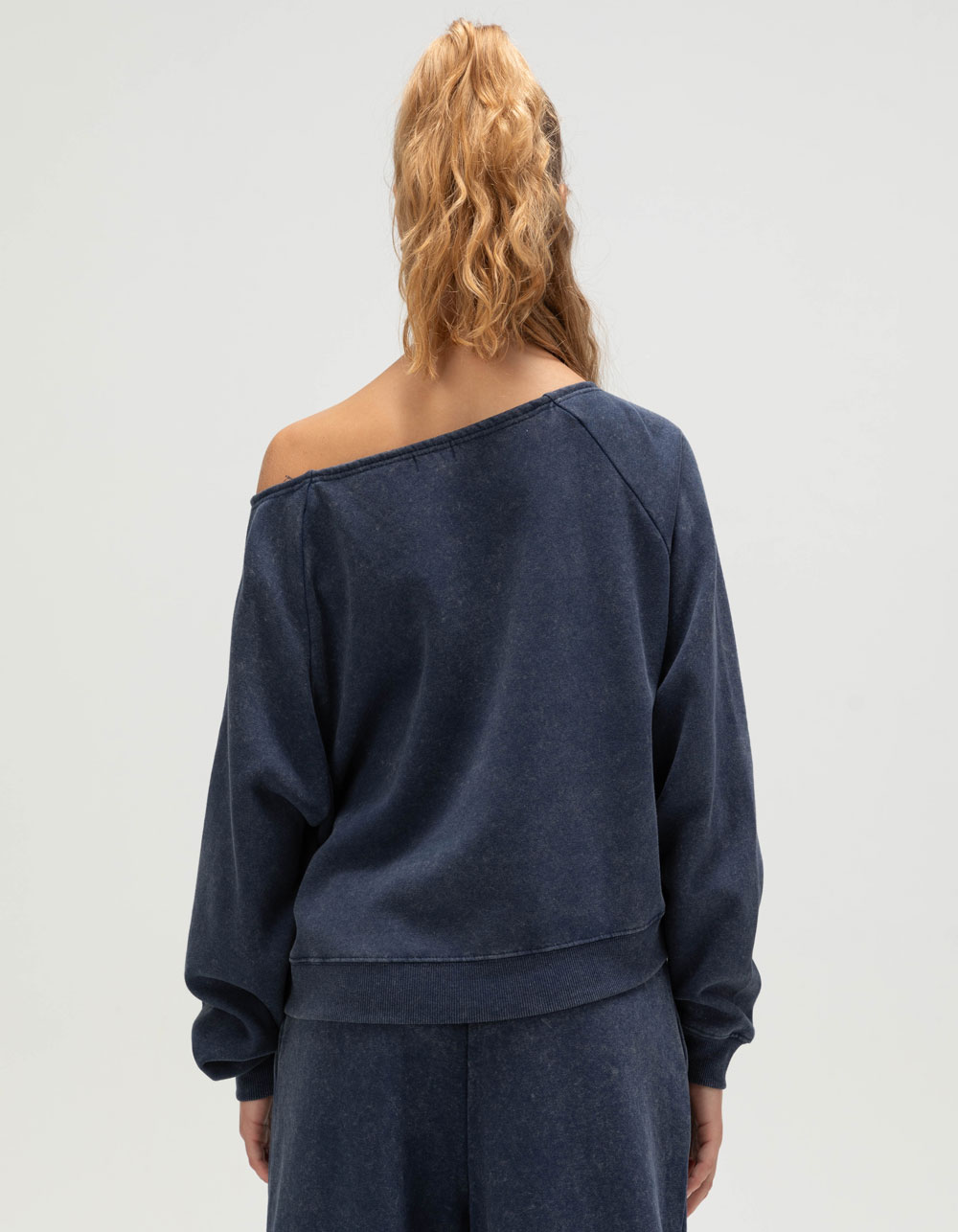 TILLYS Womens Off The Shoulder Sweatshirt - NAVY