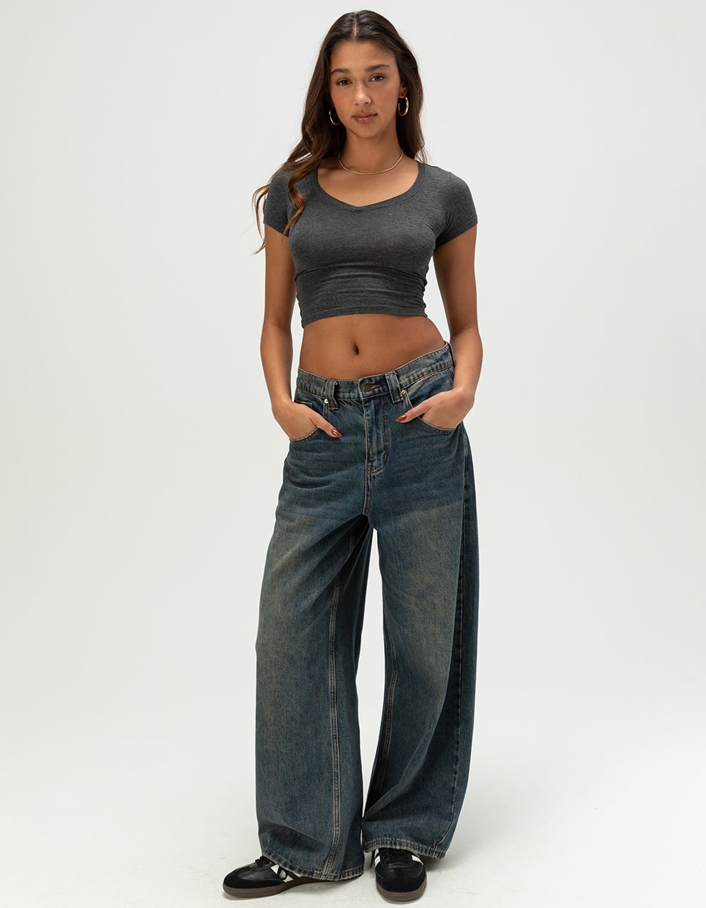 HEART & HIPS Womens V-Neck Crop Tee - CHARCOAL