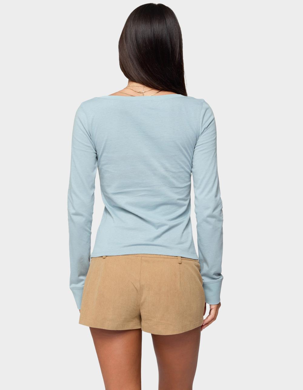 EDIKTED Steffey Scoop Neck Henley Top - LIGHT BLUE