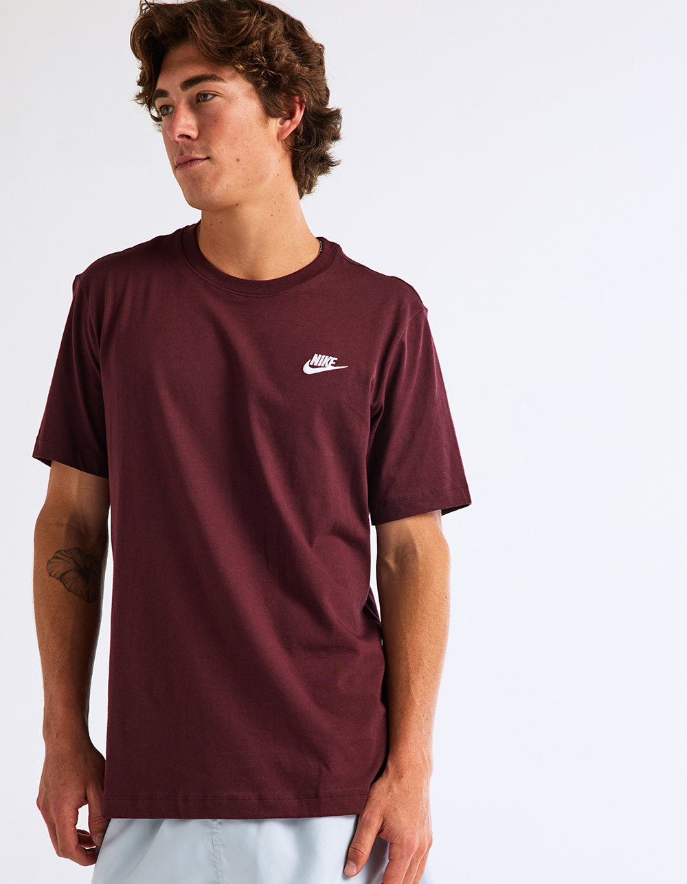NIKE Sportwear Club Mens Tee - BURGUNDY