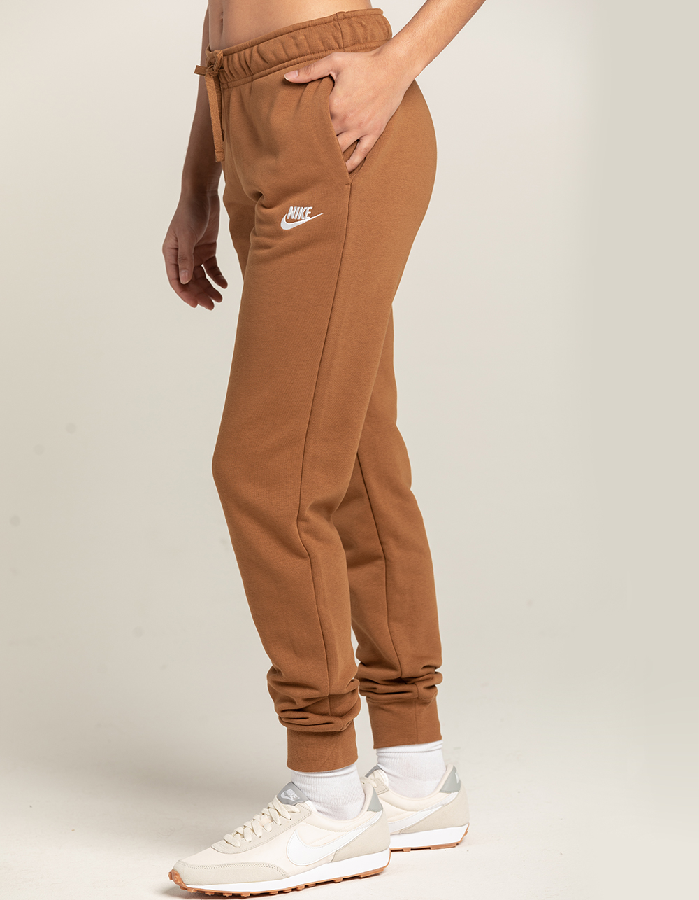 NIKE Sportswear Club Womens Fleece Sweatpants - BROWN