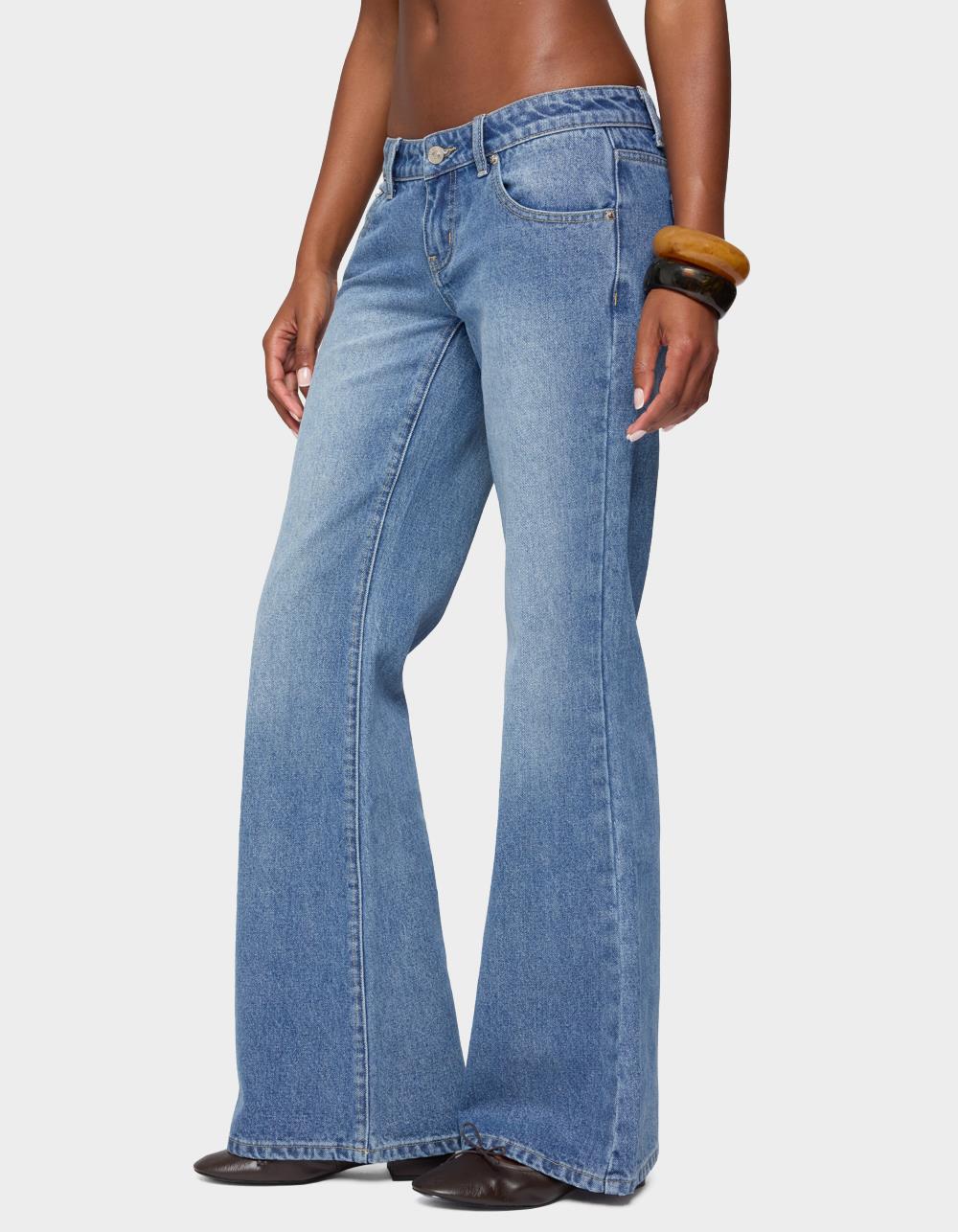 EDIKTED Kiarah Low Rise Flared Jeans - LIGHT BLUE