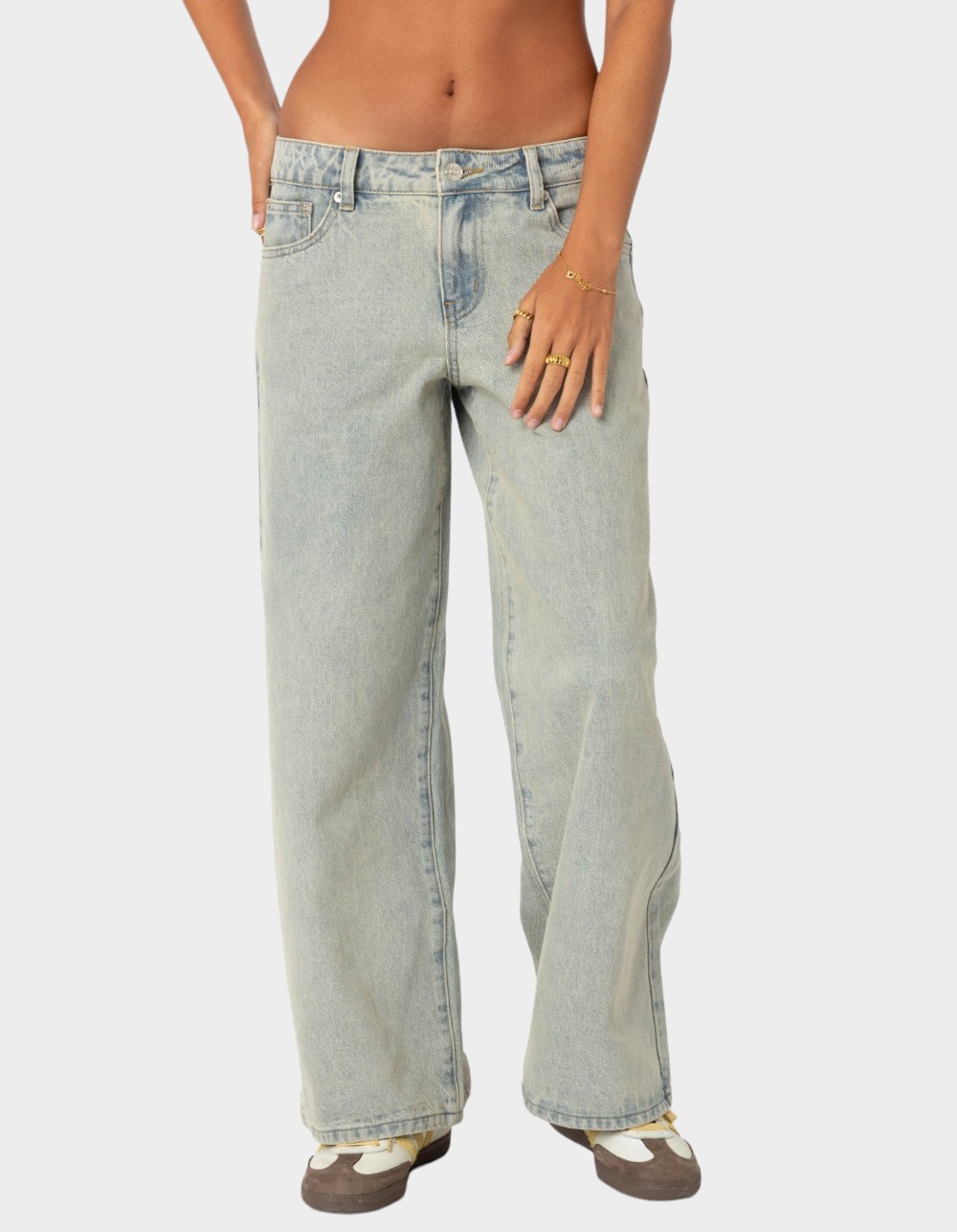 EDIKTED Petite Magda Low Rise Acid Wash Jeans - BLUE