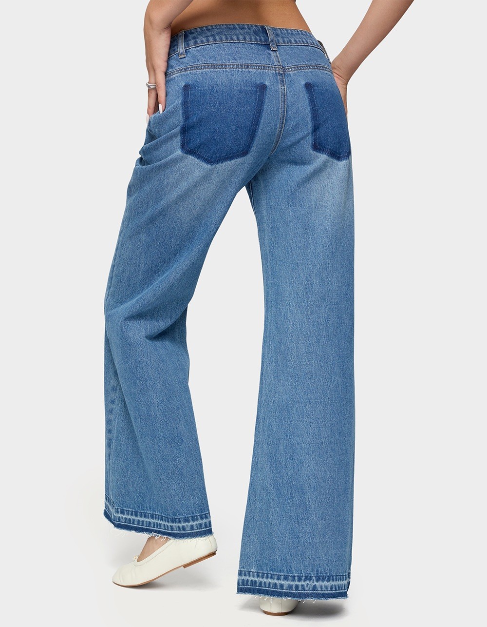 EDIKTED Nerissa Low Rise Flared Jeans - BLUE
