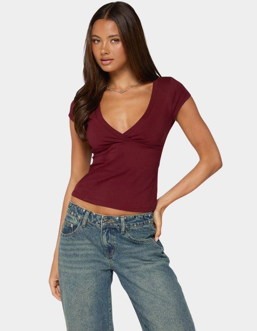 EDIKTED Penelopy Overlap V-Neck Tee - DK RED