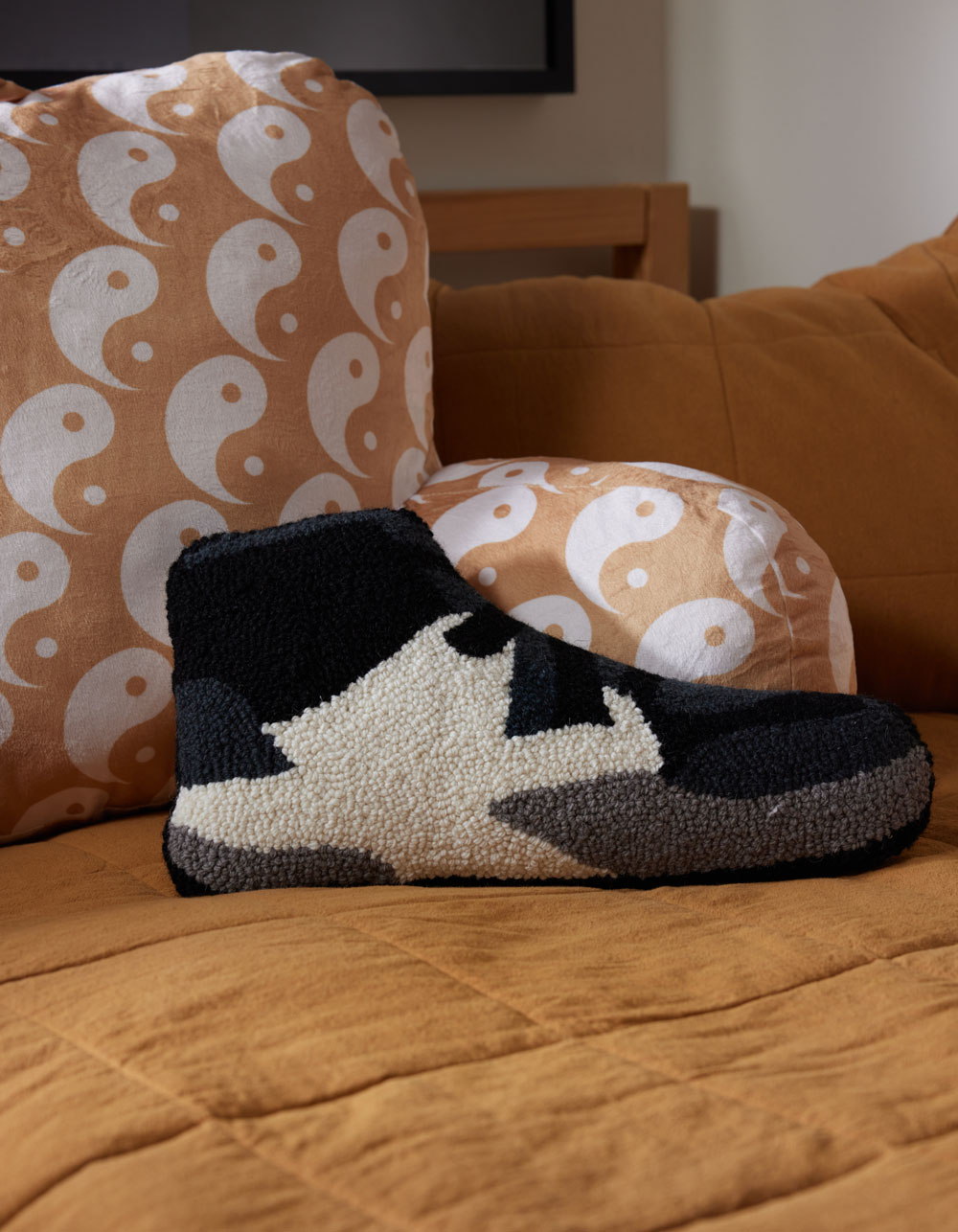 Sneaker Pillow - BLK/WHT