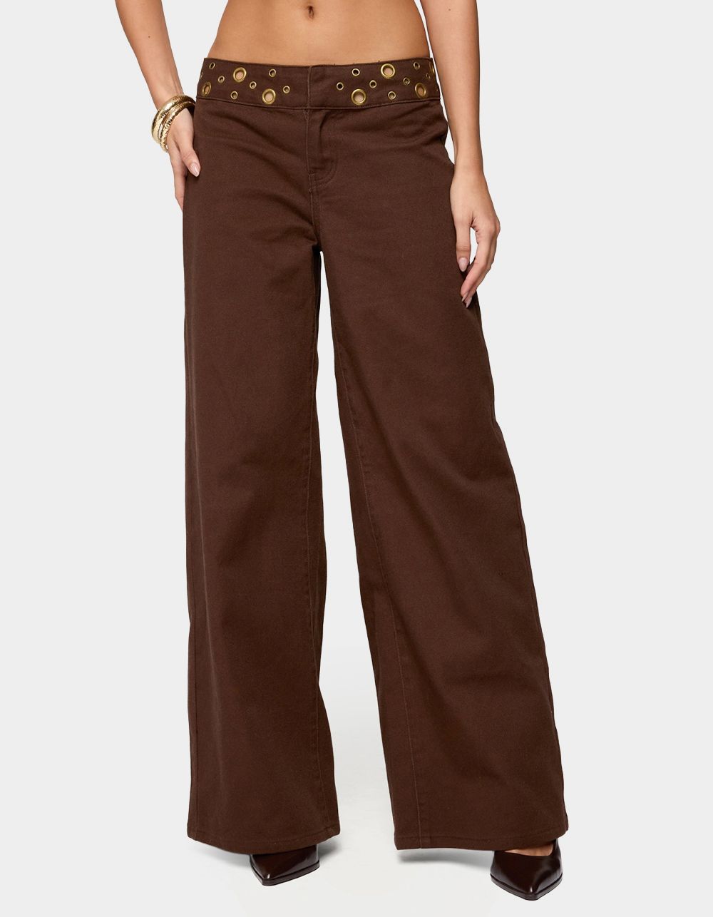 EDIKTED Mixed Grommet Low Rise Wide Leg Jeans - BROWN