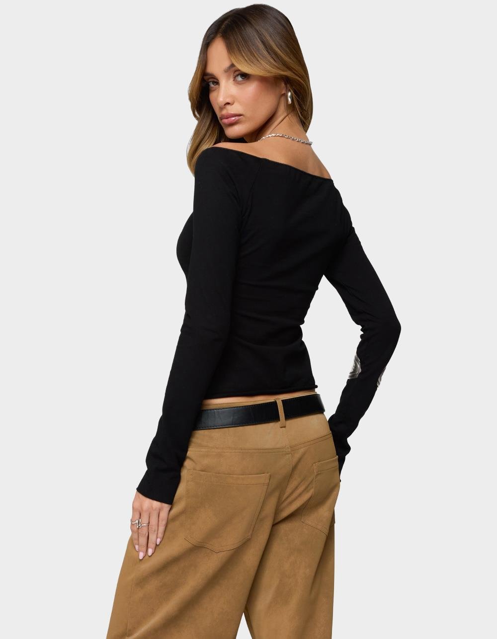 EDIKTED Nattie Off Shoulder V-Neck Top - BLACK