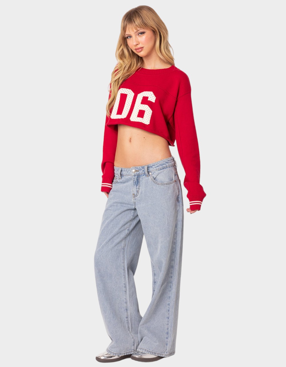 EDIKTED Petite Raelynn Washed Low Rise Jeans - LIGHT BLUE
