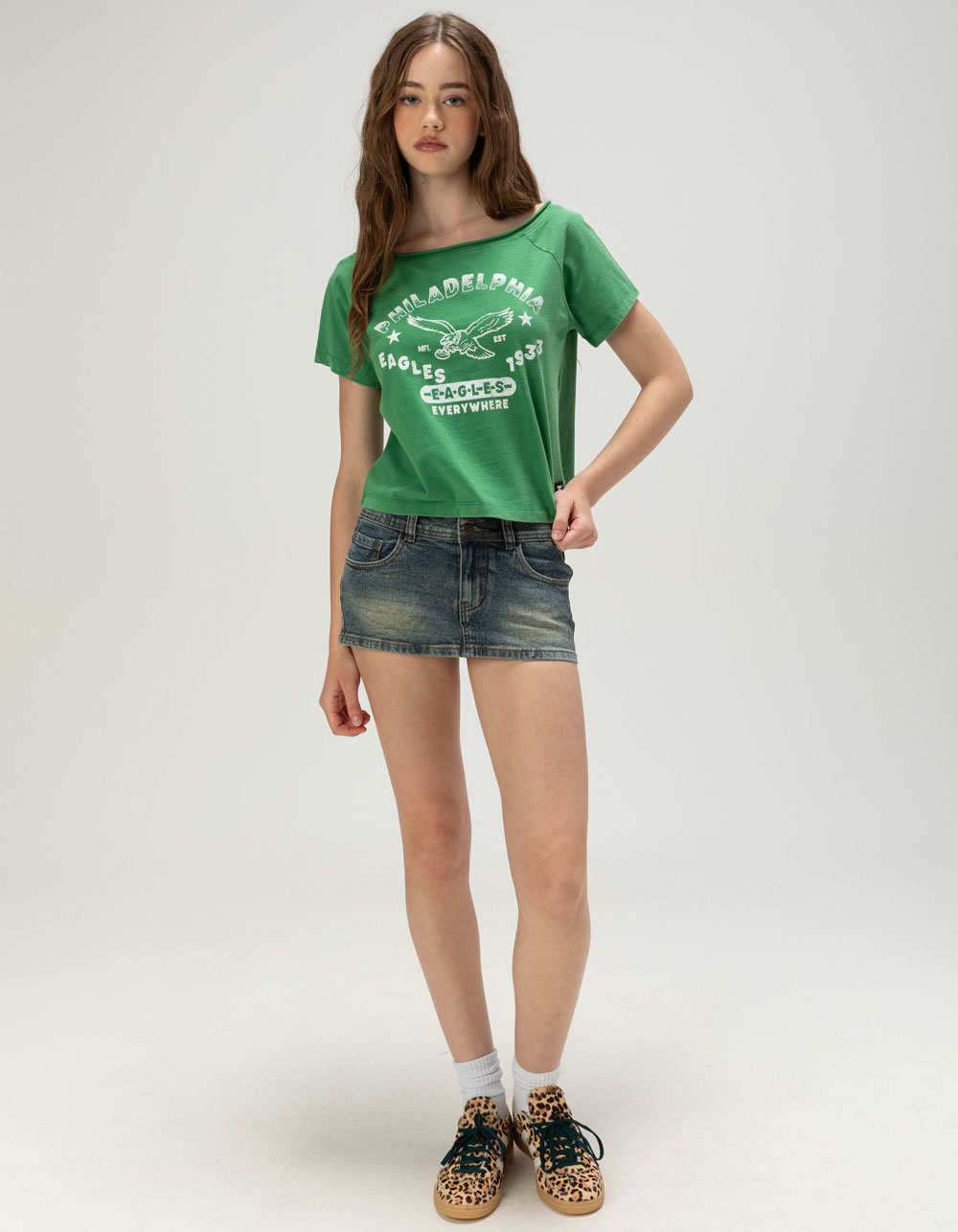 The WILD COLLECTIVE Philadelphia Eagles Womens Off Shoulder Tee - GREEN
