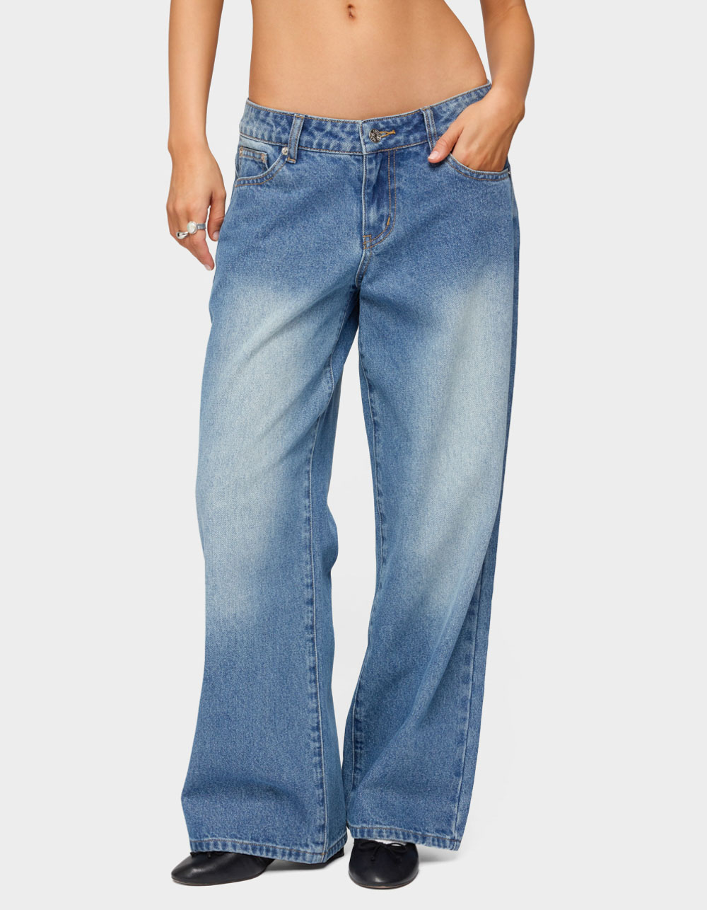 EDIKTED Petite Magda Low Rise Acid Wash Jeans - LIGHT BLUE