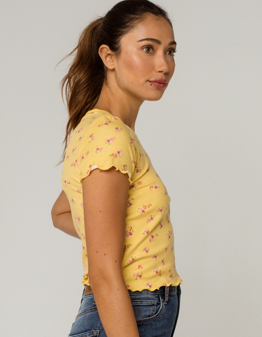 SKY AND SPARROW Ditsy Womens Yellow Baby Tee image number 1