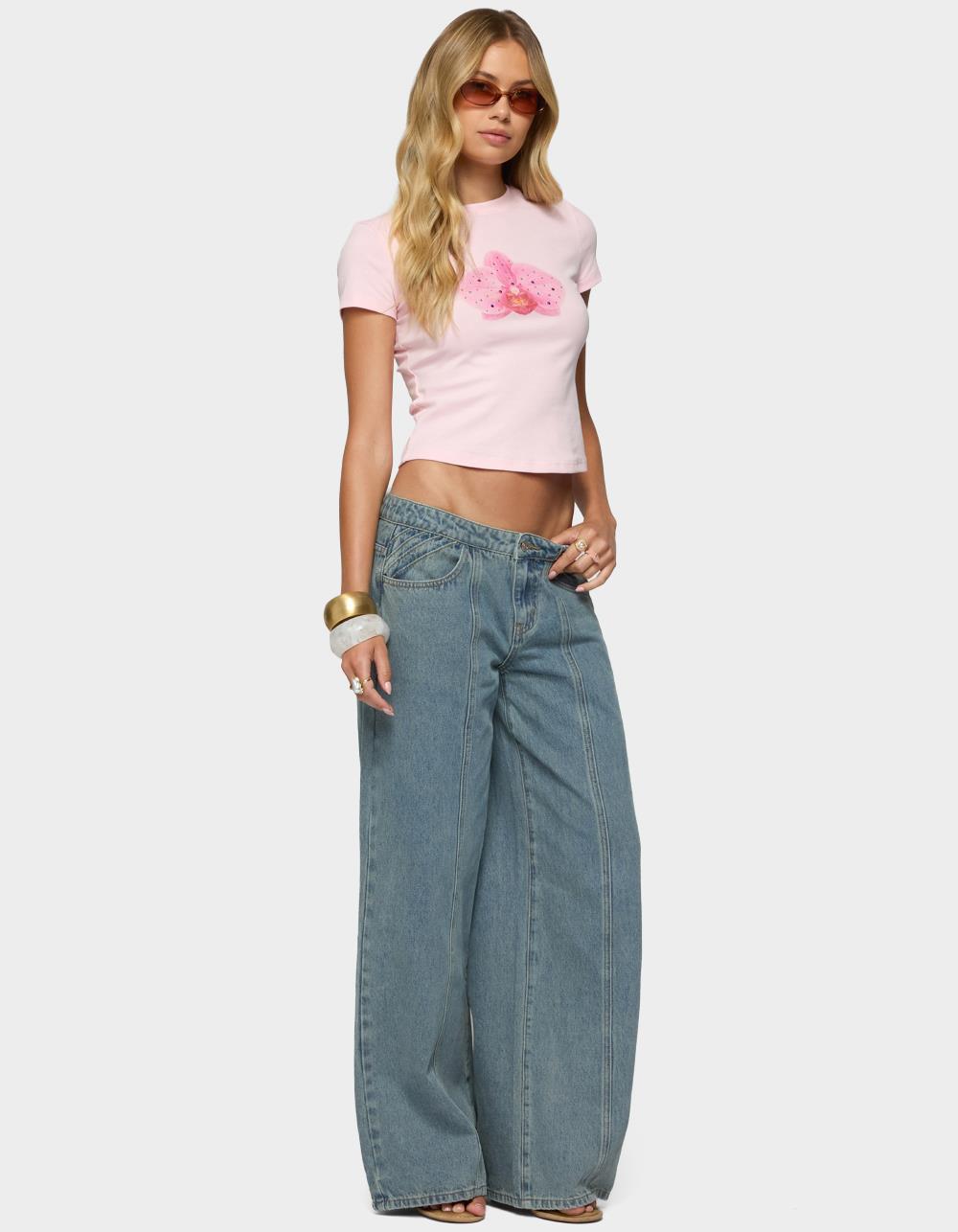 EDIKTED Stitch & Pleat Low Rise Jeans - BLUE