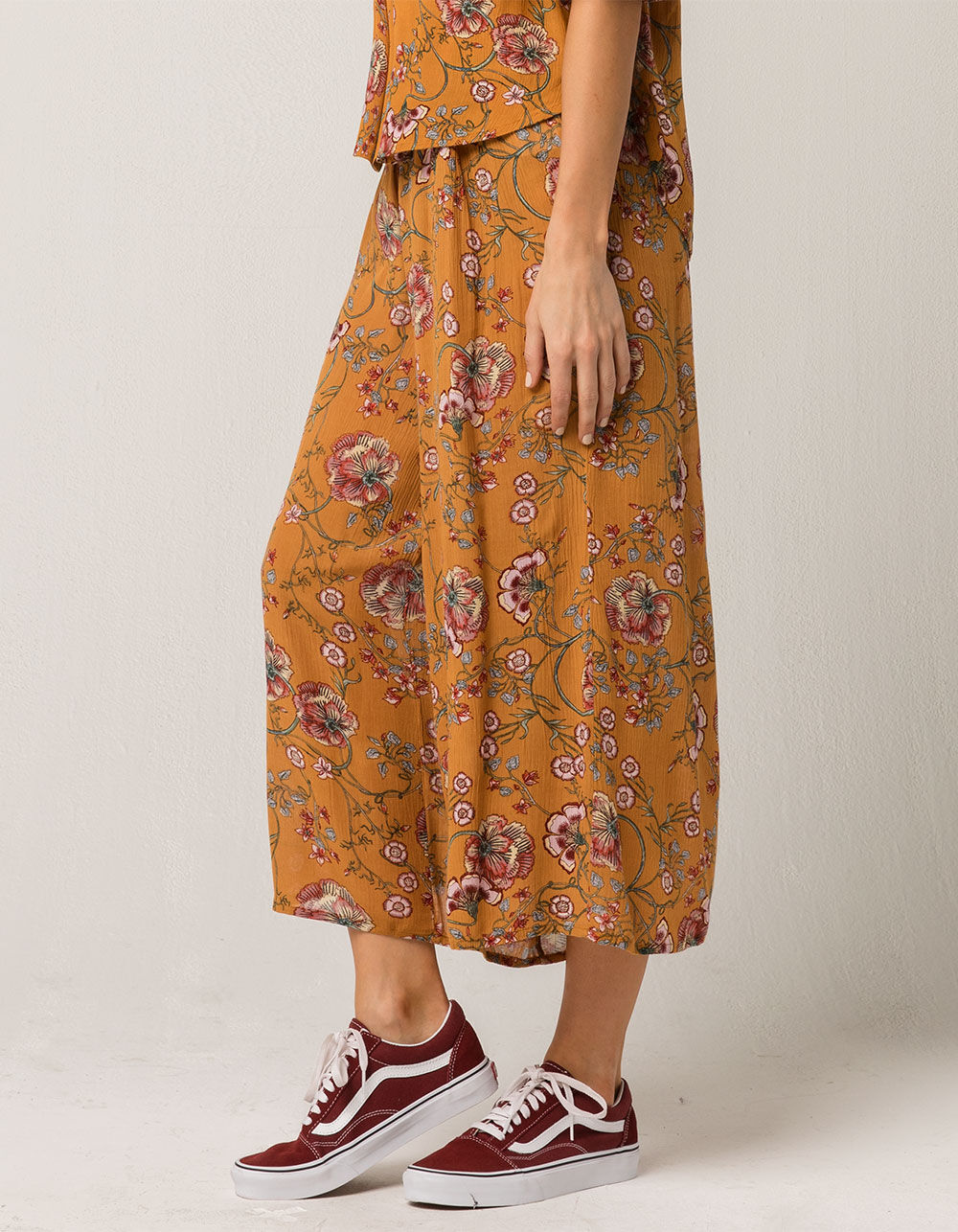 PATRONS OF PEACE Floral Womens Crop Pants image number 0