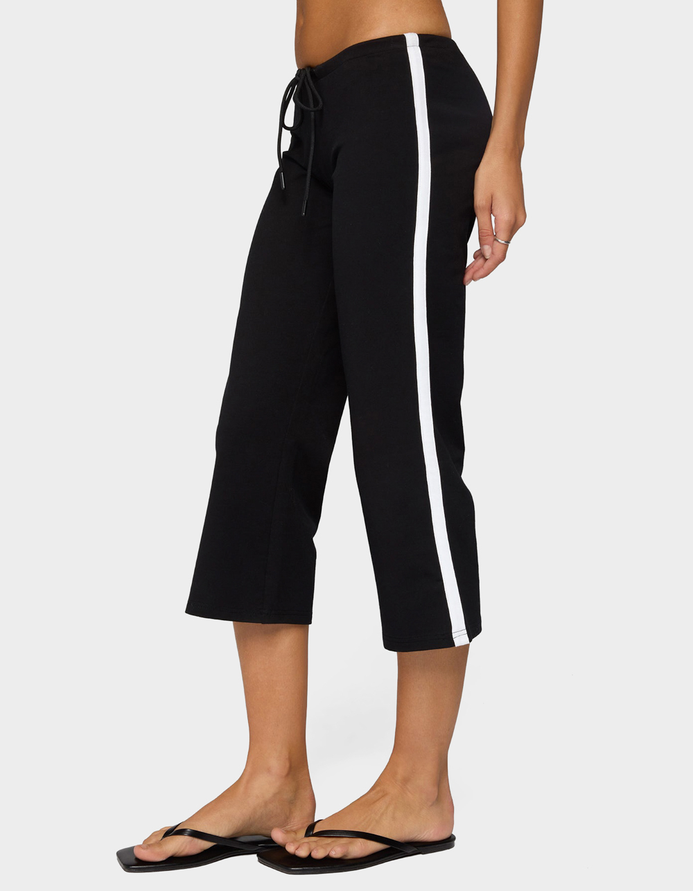 EDIKTED Milene Contrast French Terry Capri Pants