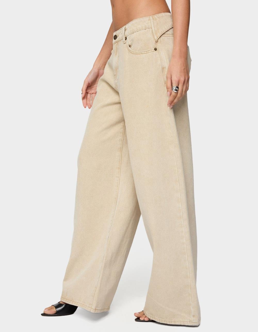 EDIKTED Buttoned Belt Low Rise Baggy Jeans - BEIGE