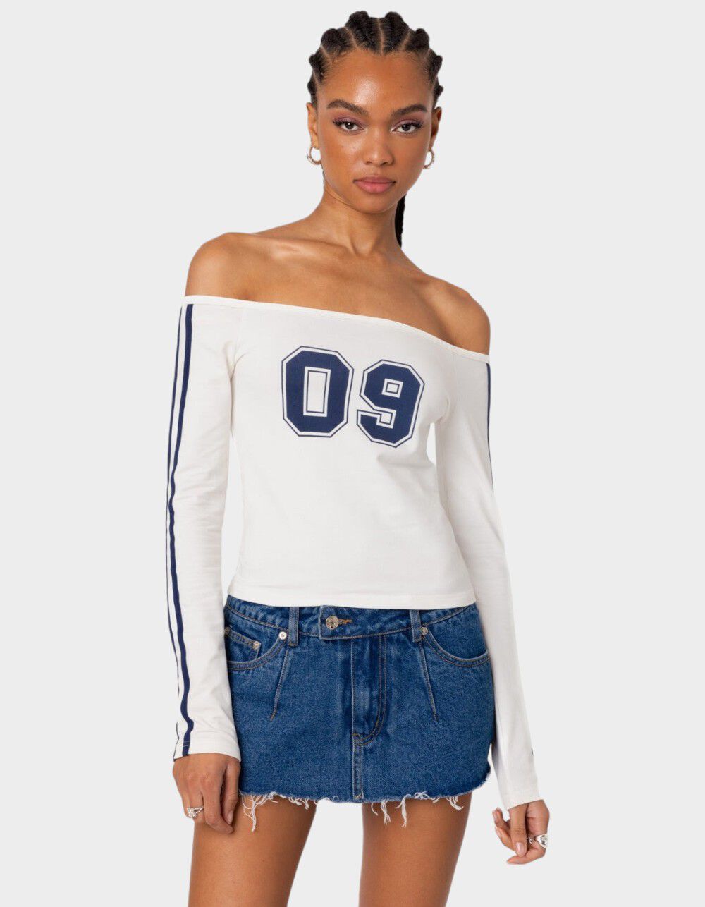 EDIKTED 90's Off Shoulder Long Sleeve Tee