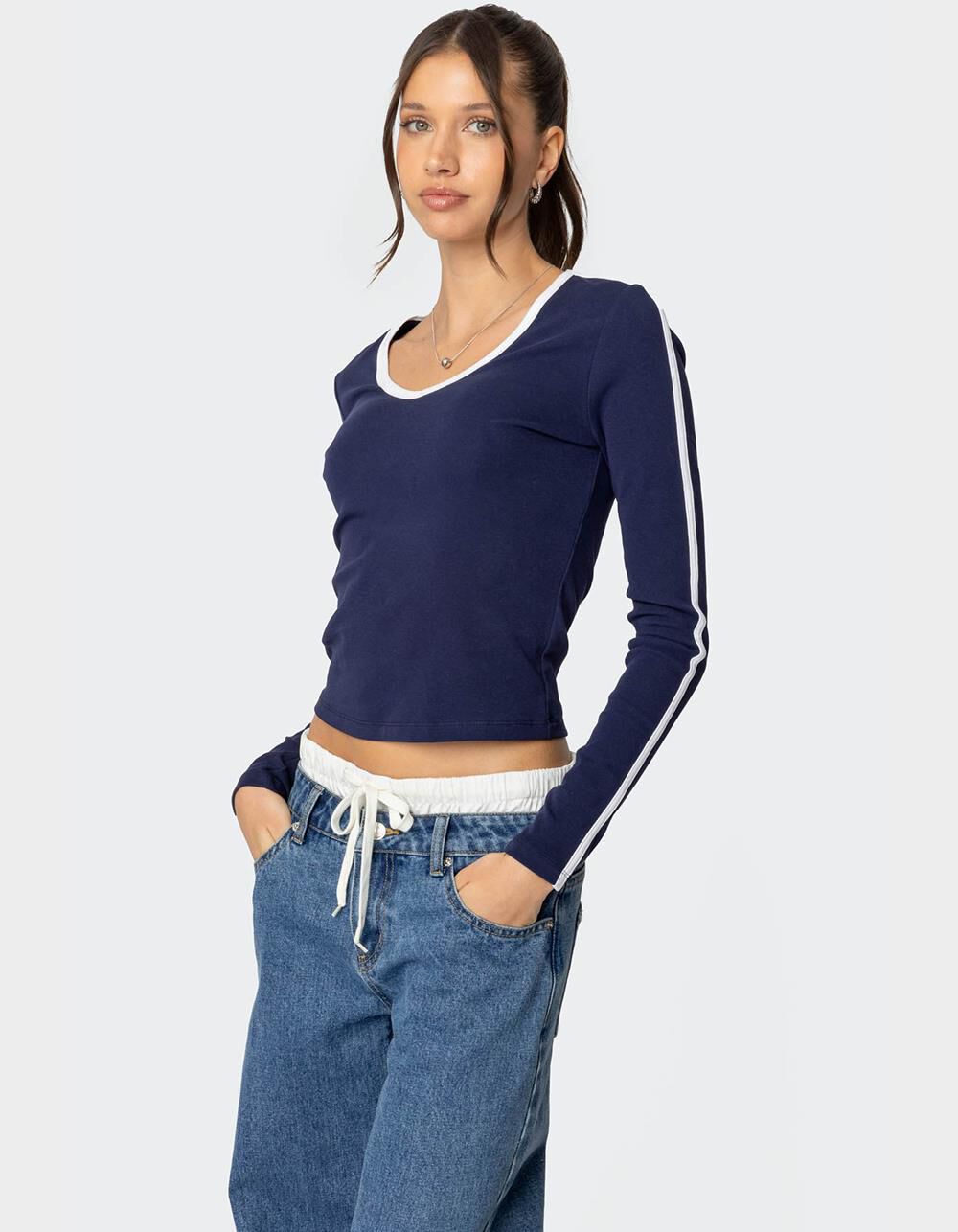 EDIKTED Contrast V-Neck Long Sleeve Tee