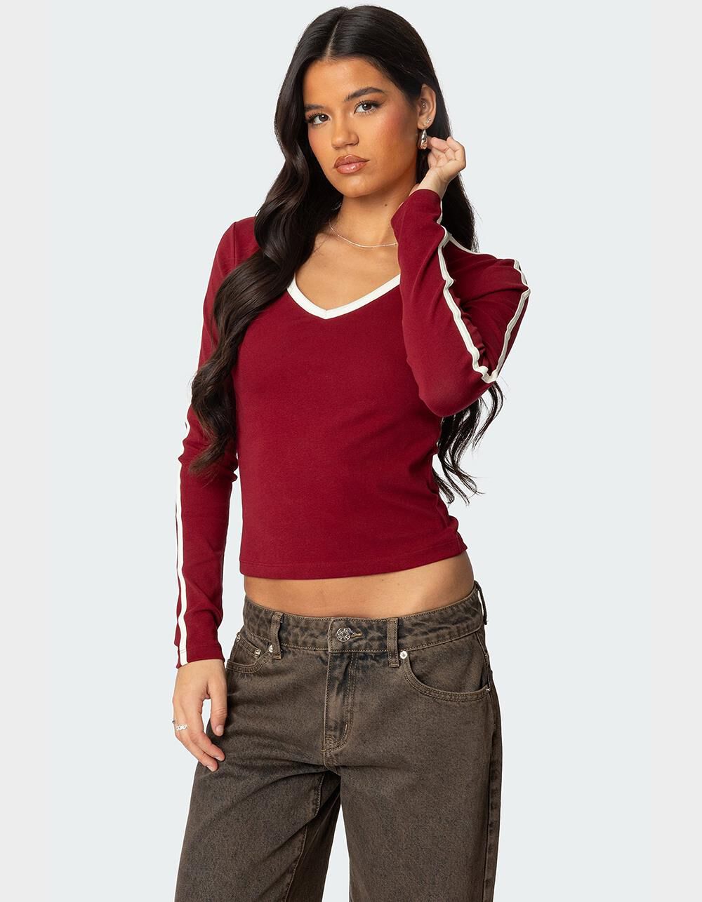 EDIKTED Contrast V-Neck Long Sleeve Tee