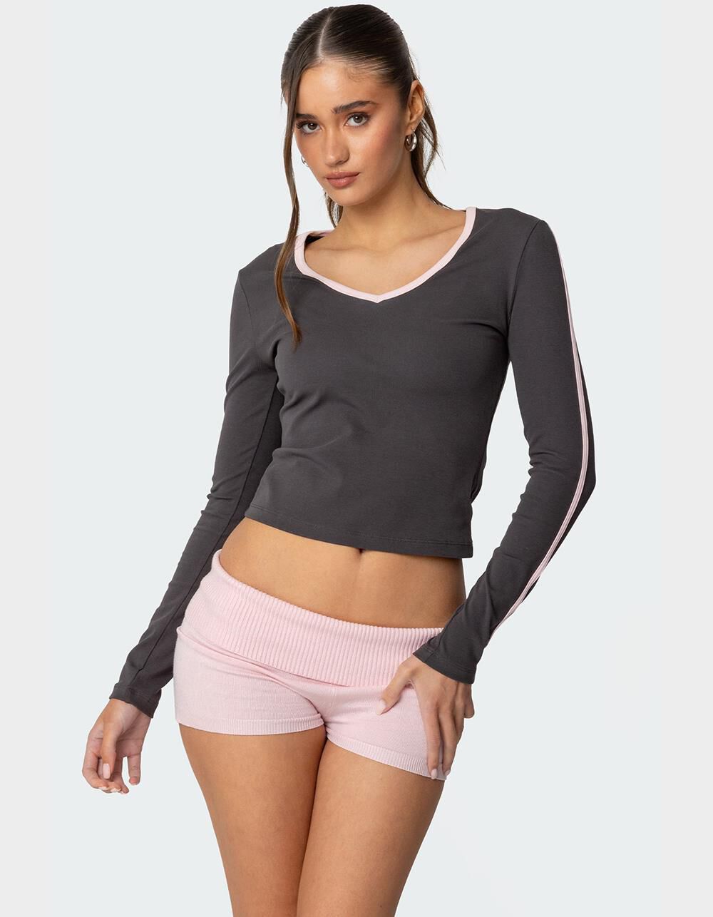 EDIKTED Contrast V-Neck Long Sleeve Tee