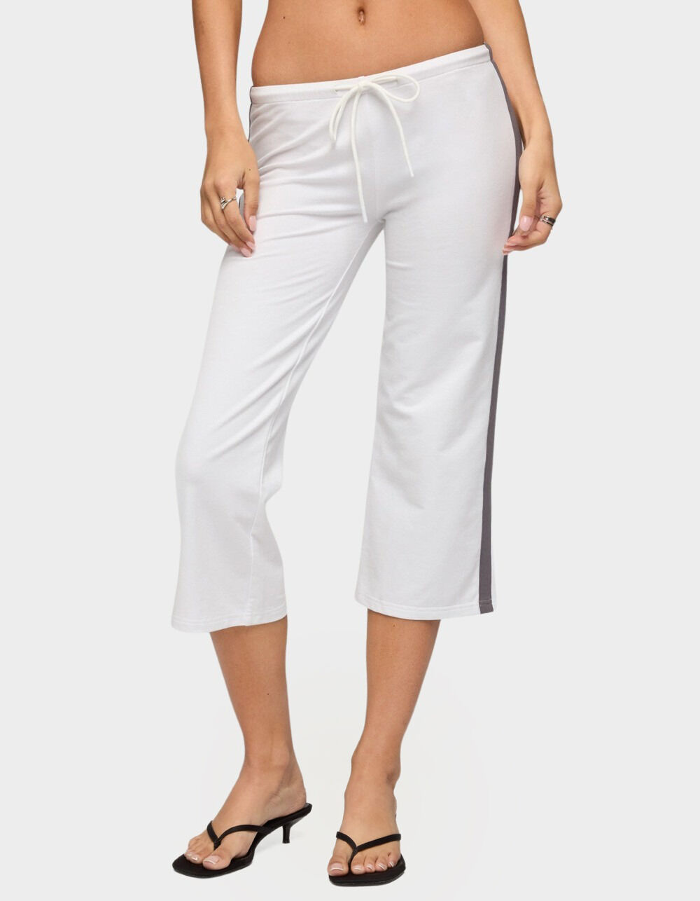 EDIKTED Milene Contrast Terry Capri Pants